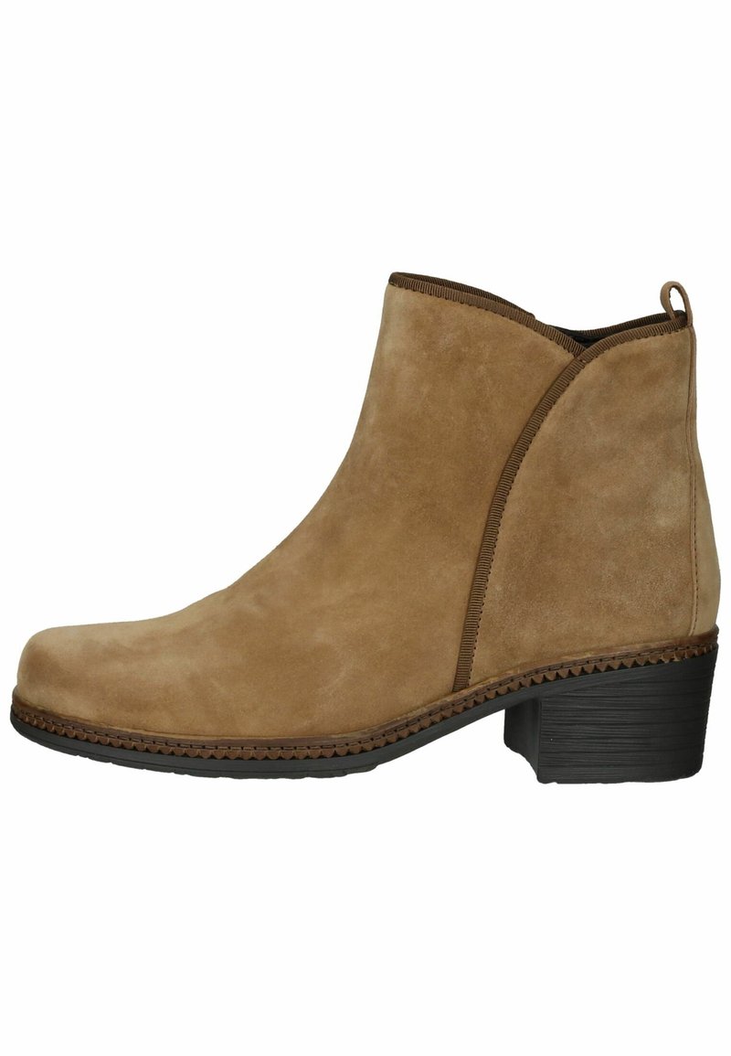 Bottes de cheville en suede beige avec un bout arrondi, un petit talon empilé et des panneaux élastiques sur les côtés. Comprend des accents cousus le long de la semelle.