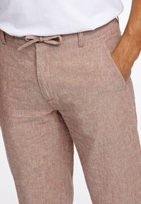 Lindbergh Pantaloni - burnt clay