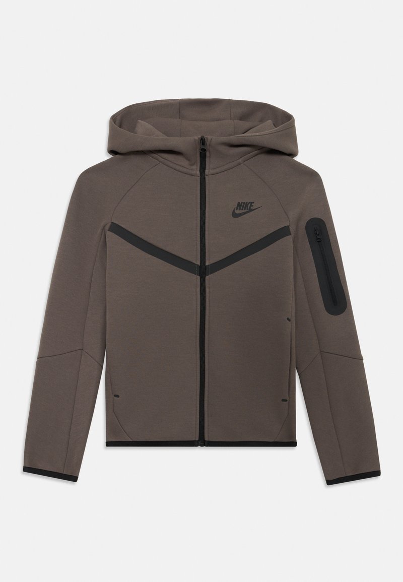 Sweatshirt Nike de couleur marron foncé avec fermeture éclair, capuche, accents en panneaux noirs angulaires et poche zippée sur la manche. Tissu doux et texturé.