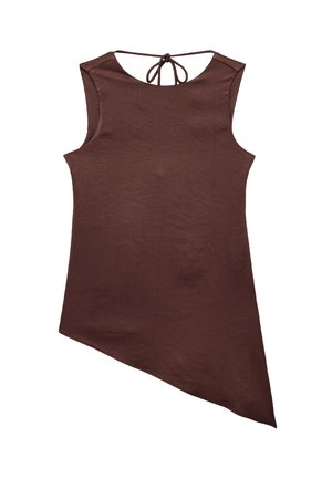 Ærmeløs brun top med asymmetrisk kant og bindelukning ved halsudskæringen, lavet af letvægtsstof.