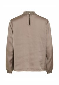 Taupe langærmet bluse med en glat satinfinish. Har en rynket hals og elastiske manchetter. Lukning med nøglehul i ryggen med knapdetalje.