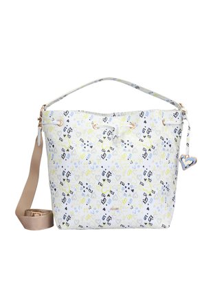 Borsa a secchiello bianca con motivi a cuore multicolore, dotata di tracolla beige e accessori in tonalità oro. Include un tirazip a forma di cuore.