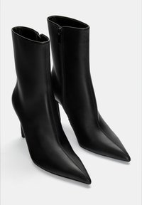 PULL&BEAR Kotníkové boty - black