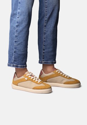 Sneakers stringate in tela beige e camoscio senape con dettagli rosa chiaro, caratterizzate da punta arrotondata e suola in gomma testurizzata.