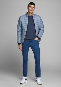 Jack & Jones JJEBASIC CREW NECK NOOS - Striktrøje - blue