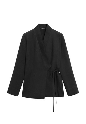 Czarna, długi rękaw, zakładana kurtka z szerokimi klapami i cienkim paskiem w talii po prawej stronie, prezentowana na białym tle.