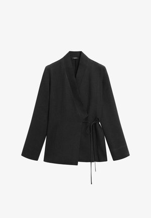 Czarna, długi rękaw, zakładana kurtka z szerokimi klapami i cienkim paskiem w talii po prawej stronie, prezentowana na białym tle.