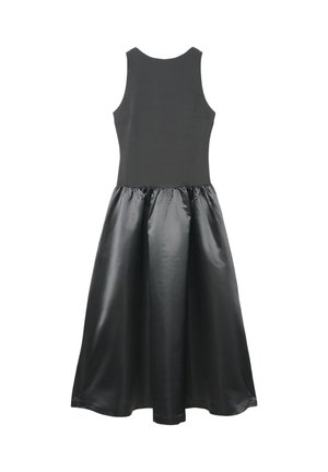 Vestito nero senza maniche con corpetto aderente opaco e gonna di raso lucido arricciata che cade sotto il ginocchio.