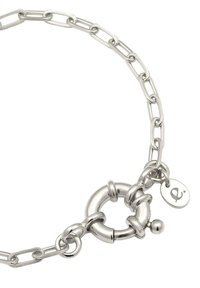 Silverkedja armband med avlånga länkar, utrustad med en rund spänne och en liten tagg. Ytan är glänsande med en slät textur.