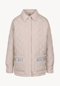 Beige gewatteerde jas met een knoopsluiting, puntige kraag en zijzakken met een merkribbon. Gladde textuur en lichtgewicht ontwerp.