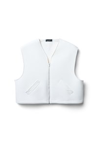Gilet bianco con zip, design a V, senza maniche, due tasche frontali e una texture liscia. Etichetta del marchio visibile sul collo.