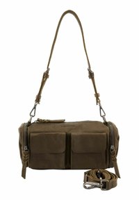 Sac à épaule en cuir marron avec deux poches avant, fermetures éclair, une sangle réglable attachée et une sangle enroulée détachable à côté.