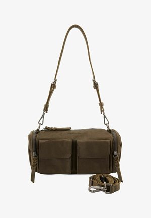 Sac à épaule en cuir marron avec deux poches avant, fermetures éclair, une sangle réglable attachée et une sangle enroulée détachable à côté.