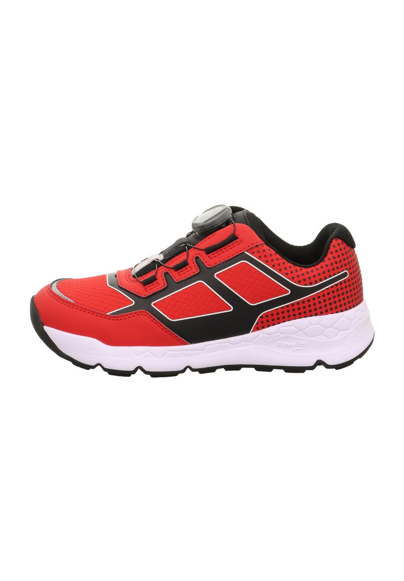 Roter Sportschuh mit schwarzen Akzenten, strukturiertem Obermaterial und sportlichem Design. Verfügt über einen sicheren Verschlussmechanismus und eine weiße Laufsohle.