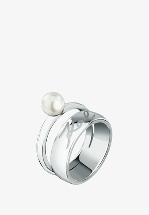 Zilveren ring met een gladde, ronde witte parel op een gedraaide band. Gegraveerd patroon op één band voegt detail toe aan de gepolijste afwerking.