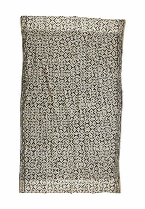 Textil rectangular beige con motivos florales azules repetidos y un borde oscuro con patrones curvos intrincados.