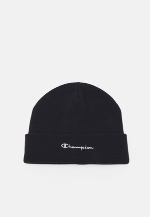 Beanie nera realizzata in tessuto lavorato a maglia, con un risvolto a coste piegato e il logo "Champion" ricamato in bianco sulla parte anteriore.