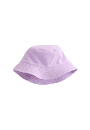 Liliowy materiałowy kapelusz typu bucket z opuszczonym rondem i widocznym przeszyciem na białym tle.