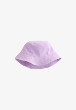 Liliowy materiałowy kapelusz typu bucket z opuszczonym rondem i widocznym przeszyciem na białym tle.