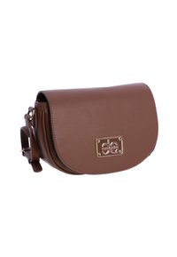 Bolso bandolera de cuero sintético marrón con solapa curva, herrajes dorados, logo grabado y correa ajustable. Textura suave, diseño compacto.