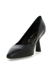 Scarpa con tacco alto in vernice nera, dalla punta affilata e superficie testurizzata. Presenta un tacco geometrico a blocco e un marchio dorato all'interno.