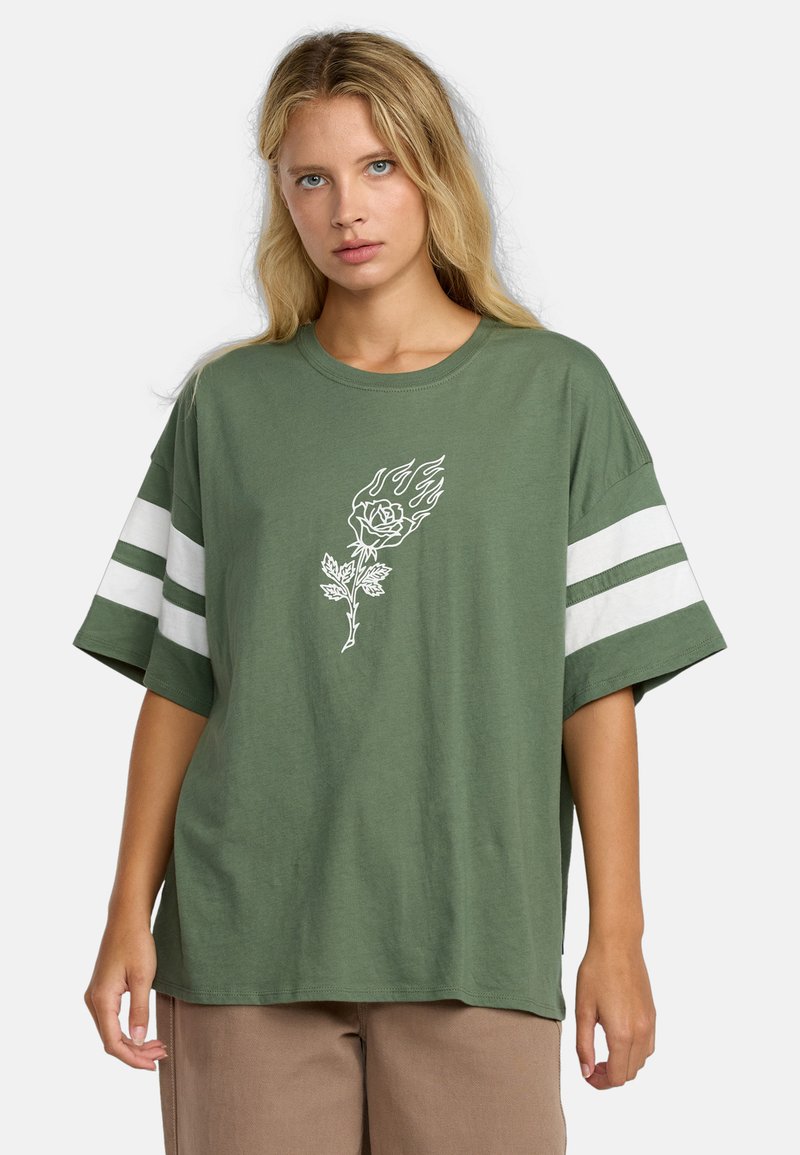 Olijfgroene oversized t-shirt van katoen met witte horizontale strepen op de mouwen. Voorzien van een witte roos en vlammen grafiek op de voorkant.