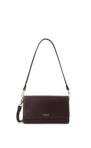 Sac à bandoulière en cuir marron foncé avec des ferrures dorées et une fermeture à rabat avant, avec le nom de la marque "kazar" en lettres dorées.