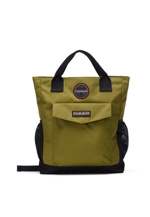 Torba typu tote w zielonym kolorze oliwkowym z czarnymi uchwytami, przednią kieszenią, siateczkowymi bocznymi kieszeniami oraz okrągłą czarno-pomarańczową naszywką z logo.