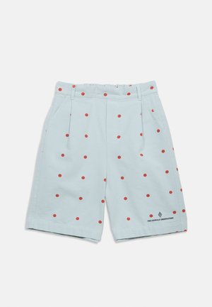Shorts bleu clair à pois rouges, poches latérales, passants de ceinture et logo "The Animals Observatory" près de l'ourlet inférieur sur la jambe droite.