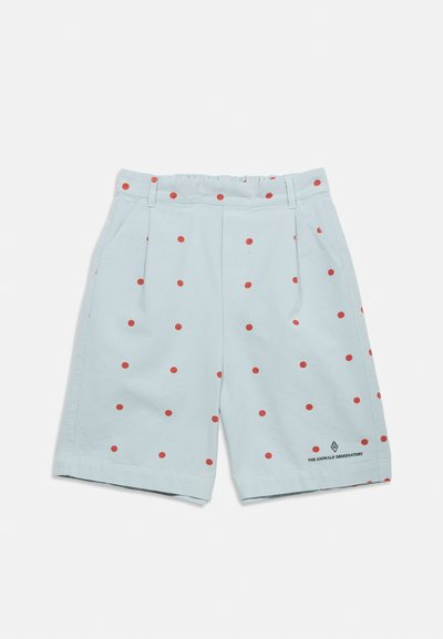 Shorts bleu clair à pois rouges, poches latérales, passants de ceinture et logo "The Animals Observatory" près de l'ourlet inférieur sur la jambe droite.