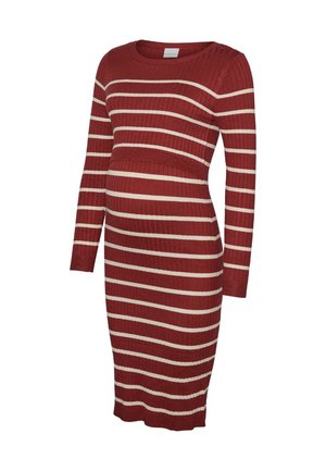 Robe de maternité en tissu côtelé, avec une coupe ajustée et des manches longues. Couleur rouge profond avec des rayures horizontales blanches contrastantes.