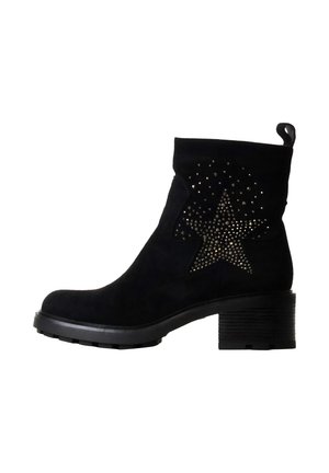 Schwarzer Wildleder-Stiefelette mit Blockabsatz und sternförmiger Nietenverzierung an der Seite.