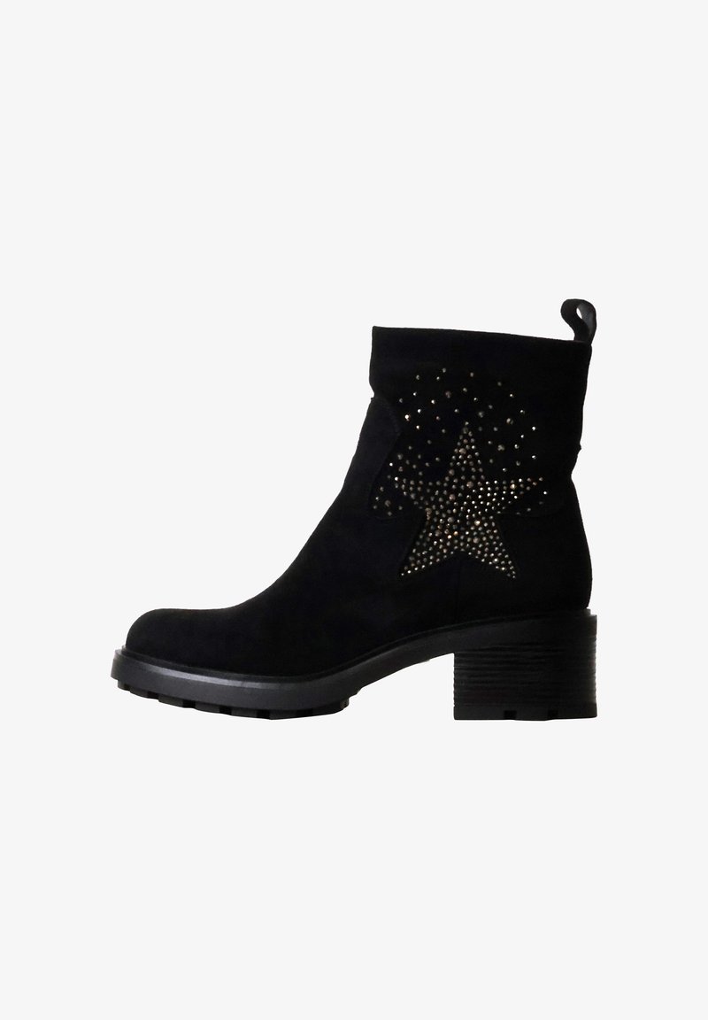 Bottine en daim noir avec talon bloc et décoration cloutée en forme d'étoile sur le côté.