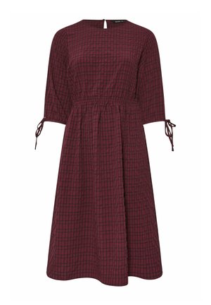 Dunkelrotes knielanges Kleid mit schwarzem kariertem Muster, drei Viertelärmel mit Bindungen und geraffter Taille.