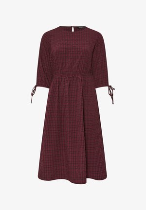 Ciemnoczerwona sukienka do kolan w czarno-szary wzór w kratkę, z rękawami do trzech czwartych z wiązaniami oraz marszczoną talią.