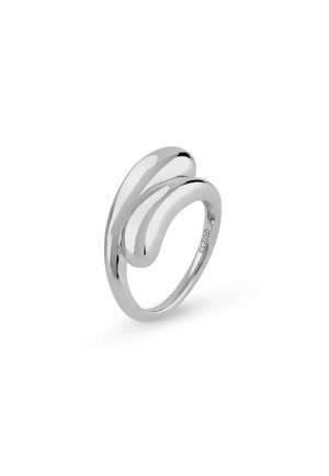 Bague en ton argent avec des bandes ondulées lisses qui s'entrelacent, présentant une finition polie sans motifs ni accents visibles.