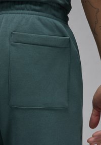 Jordan BASELINE PANT - Pantalones deportivos - oxidised green light dew