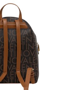 Bruine leren rugzak met een monogram patroon, dubbele verstelbare banden en een ritsvak aan de zijkant. Gladde textuur met gouden hardware accenten.