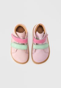 Pantofi pentru copii roz și verde mentă, cu trei curele velcro, vârf rotunjit și talpă texturată din cauciuc gumă. Material din piele moale.
