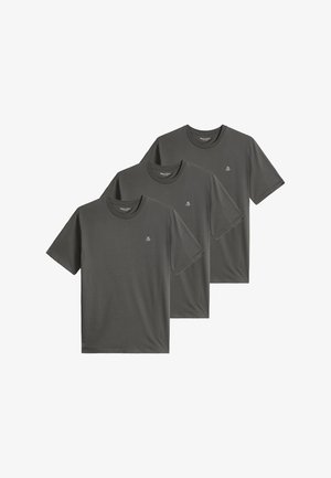 Drie donkergrijze T-shirts met korte mouwen en ronde hals, over elkaar gelegd, elk met een klein wit logo op de linkerborst.