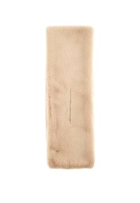 Sciarpa in pelliccia sintetica beige, forma rettangolare, texture morbida, design senza cuciture, lucentezza sottile, caratterizzata da un piccolo logo su un bordo.