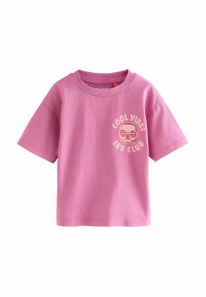 Rosa Baumwoll-T-Shirt mit lockerem Schnitt, kurzen Ärmeln, Rundhalsausschnitt und dem Aufdruck "Cool Vibes SK8 Club" in Weiß auf der Brust.