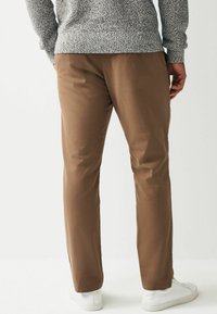 Next SLIM FIT TEXTURED - Vászonnadrágok - tan brown