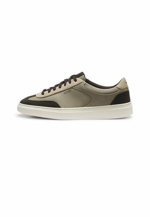 Lavtop afslappet sneaker i beige og mørkebrun læder med sorte snørebånd, hvid sål og BOSS-logo på siden.