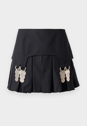 Zwarte geplooide rok met metalen hardware accenten aan de zijkanten, gemaakt van een gestructureerde stof met een gladde textuur en een strak ontwerp.