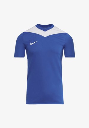 Blå sportsskjorte med korte ærmer med hvid chevron-design øverst og hvid Nike Swoosh-logo på højre bryst.
