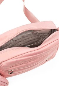 Bolso cruzado acolchado en color rosa con cierre de cremallera, correa ajustable y un forro interior suave. Presenta un diseño elegante y herrajes metálicos.