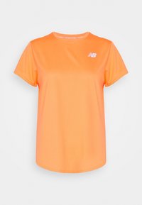 Camiseta deportiva naranja de manga corta hecha de material ligero, con cuello redondo y un pequeño logo blanco en el lado izquierdo del pecho.