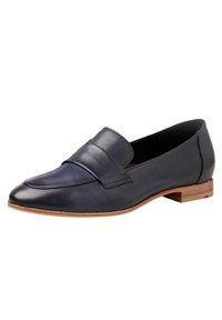Mocasin de piel azul marino con punta redondeada y una banda ancha en la parte superior, complementado por un bajo tacón de madera y una textura suave.
