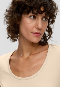 s.Oliver Langarmshirt - sandfarben